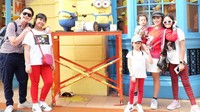 <p>Jangan lupa, pose dulu di depan patung Minions, biar makin lengkap momen liburannya. (Foto: Instagram @ussypratama)</p>