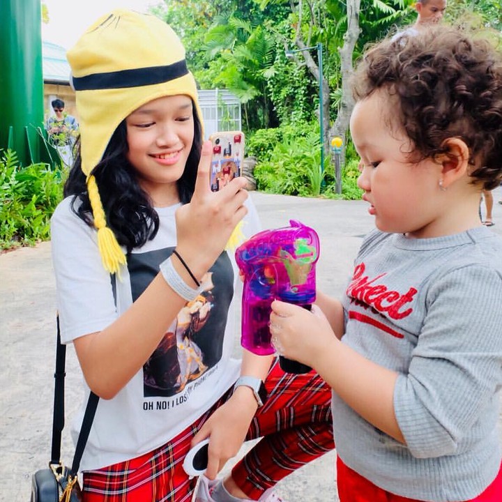 <p>Kakak Ara emang paling hobi deh mengabadikan segala tingkah lucu adik bungsunya. Tapi, yang difoto tetap asik sendiri tuh sama mainannya. (Foto: Instagram @ussypratama)</p>