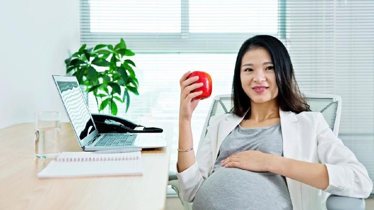 8 Manfaat Makan Apel untuk Ibu Hamil 'Apel sehari membuat dokter menjauh'. Yuk simak manfaat makan apel untuk bumil.