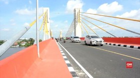 VIDEO: Warga Jajal Jembatan Musi IV