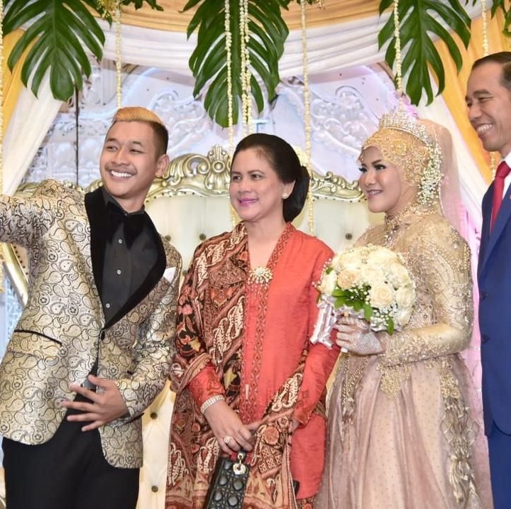 <p>Kalau ini saat Iriana dan Jokowi hadir di resepsi pernikahan pasangan atlet pencak silat Indonesia, Hanifan Yunadi Kusumah dan Pipiet Kamelia. Jangan lupa selfie! (Foto: detikcom)</p>