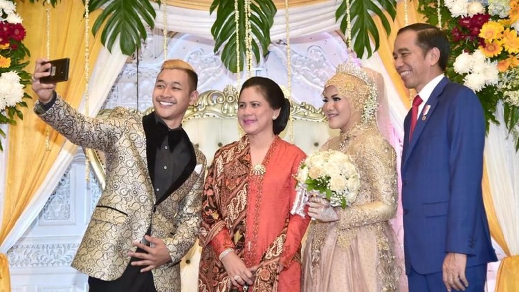 Kala Jokowi Kondangan ke Pernikahan Atlet Peraih Emas Pencak Silat Pada perhelatan Asian Games lalu, Hanifan Yunadi viral setelah melamar kekasihnya. Kini, Presiden mendatangi pesta perkawinan atlet Pencak Silat tersebut.