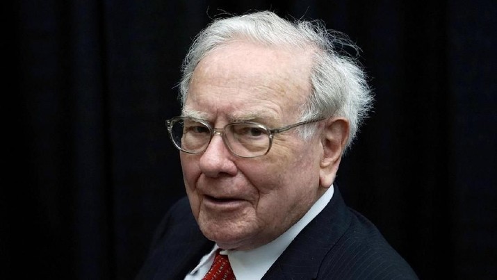 File Photo: Berkshire Hathaway CEO Warren Buffett plays bridge during the Berkshire annual meeting weekend in Omaha, Nebraska May 3, 2015. REUTERS/Rick Wilking/File Photo