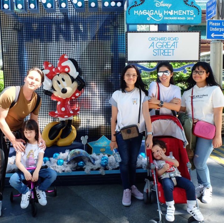 <p>Ussy dan Andhika memboyong keempat anak mereka, Amel, Ara, Elea, dan si bungsu Sheva. Mereka keliling sejumlah destinasi wisata paling hits di Sungapura, seperti Disneyland dan Universal Studios. (Foto: Instagram @ussypratama)</p>