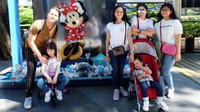 <p>Ussy dan Andhika memboyong keempat anak mereka, Amel, Ara, Elea, dan si bungsu Sheva. Mereka keliling sejumlah destinasi wisata paling hits di Sungapura, seperti Disneyland dan Universal Studios. (Foto: Instagram @ussypratama)</p>