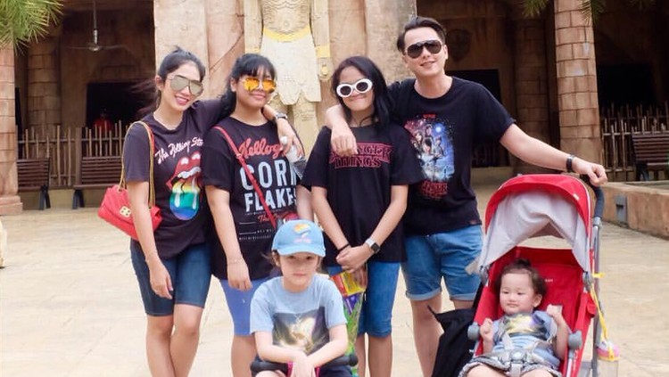 Keluarga Ussy Sulistiawaty liburan ke Singapura