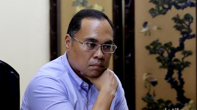 Guru besar UI mengatakan jika ingin dapat rektor asing berkualitas lebih baik membajak dari kampus elite di luar negeri, namun ada persoalan tersendiri.