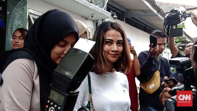 Pria pengguna jasa prostitusi online artis Vanessa Angel yang berinisial R merupakan pengusaha tambang yang memiliki lahan pertambangan di Lumajang, Jawa Timur.