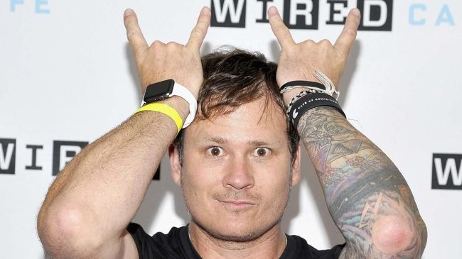 Drummer band Blink-182, Travis Barker, memberikan kado Natal spesial untuk Tom DeLonge.