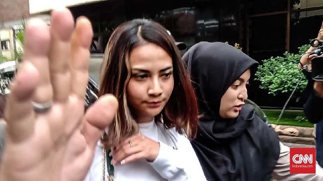 Dakwaan Jaksa mengungkap Rian Subroto langsung tertarik saat ditawari artis Vanessa Angel dan Avriella Shaqilla lewat mucikari Dhani di Lumajang, Jawa Timur.