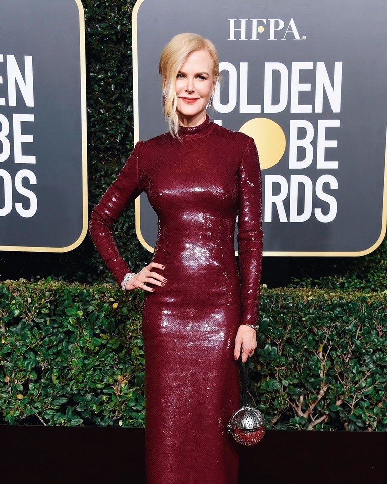 Ajang insan seni, Golden Globes 2019, tengah digelar di The Beverly Hilton, Amerika Serikat, Minggu (6/1) malam. Yuk, intip penampilan para seleb di red carpet.