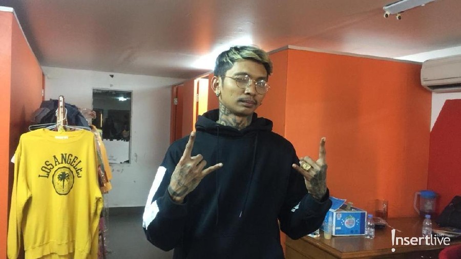 Artis kontroversial, Young Lex, baru-baru ini memamerkan foto mesra dengan pacar baru di akun Instagram miliknya.