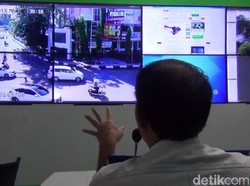 Akal Bulus Penumpang Motor di Tasik, Nggak Pakai Helm-Ngumpet Dipohon