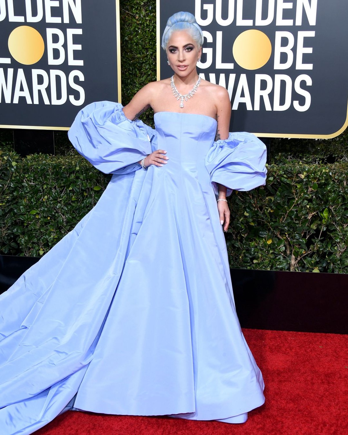 Ajang insan seni&comma; Golden Globes 2019&comma; tengah digelar di The Beverly Hilton&comma; Amerika Serikat&comma; Minggu &lpar;6&sol;1&rpar; malam&period; Yuk&comma; intip penampilan para seleb di red carpet&period;