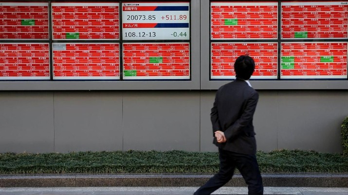 A man is reflected on an electronic board showing a graph analyzing recent change of Nikkei stock index outside a brokerage in Tokyo, Japan, January 7, 2019. REUTERS/Kim Kyung-Hoon