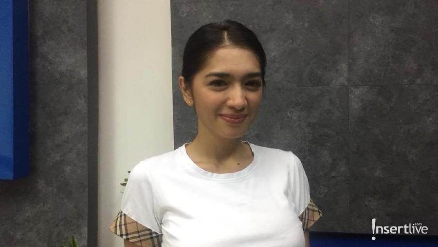 Angel Karamoy berdalih tentang keluarga dan pekerjaan saat ditanya tentang asmara. 