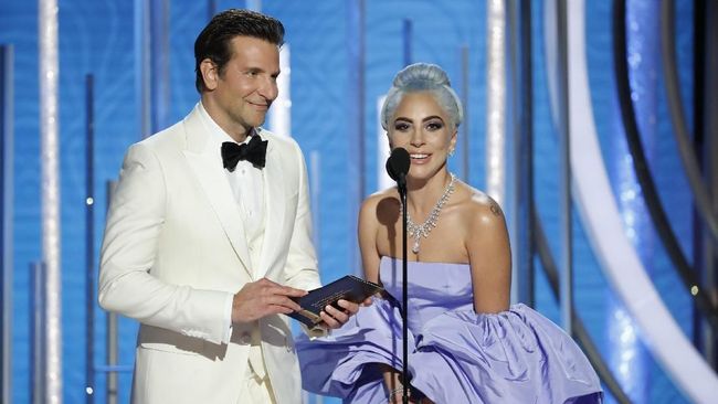 Bradley Cooper mendadak muncul di konser residensi Lady Gaga di Las Vegas dan keduanya membawakan 'Shallow' secara live untuk pertama kalinya.