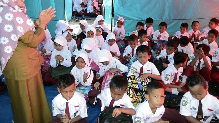 Bangunan sekolah hancur lantaran terhempas gelombang tsunami, namun anak-anak tetap semangat untuk bersekolah.