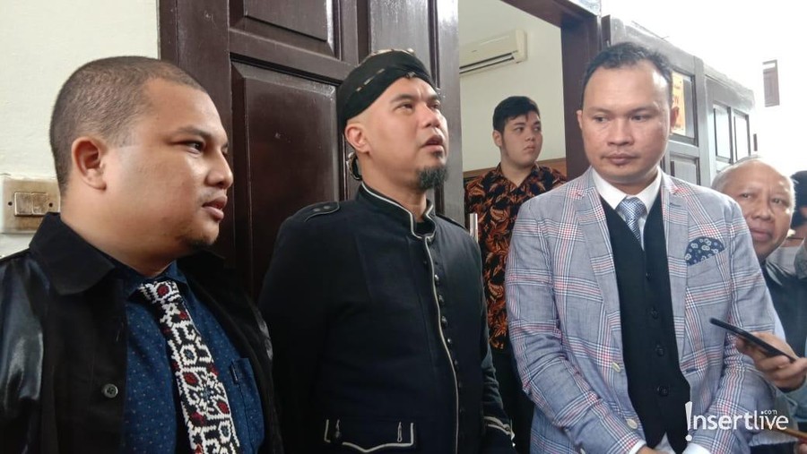 Hari ini, Ahmad Dhani kembali menjalani sidang terkait ujaran kebencian. Ia didampingi dua kuasa hukumnya untuk menerima replik dari Jaksa Penuntut Umum.