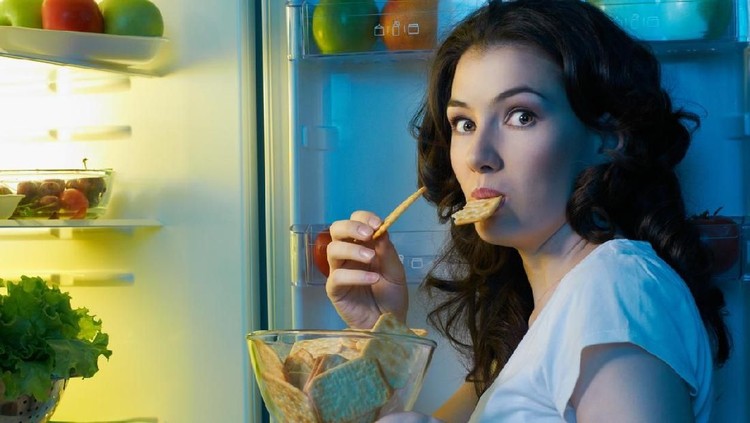 Jika Bunda atau anggota keluarga lain sudah terlanjur mengidap emotional eating, segera lakukan penanganan ini.