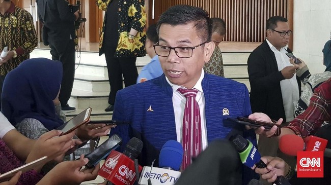 Anggota Komisi III DPR Fraksi Demokrat Hinca Panjaitan menyarankan Menteri Hukum dan HAM Yasonna Laoly membebaskan narapidana pengguna narkoba kecuali bandar.