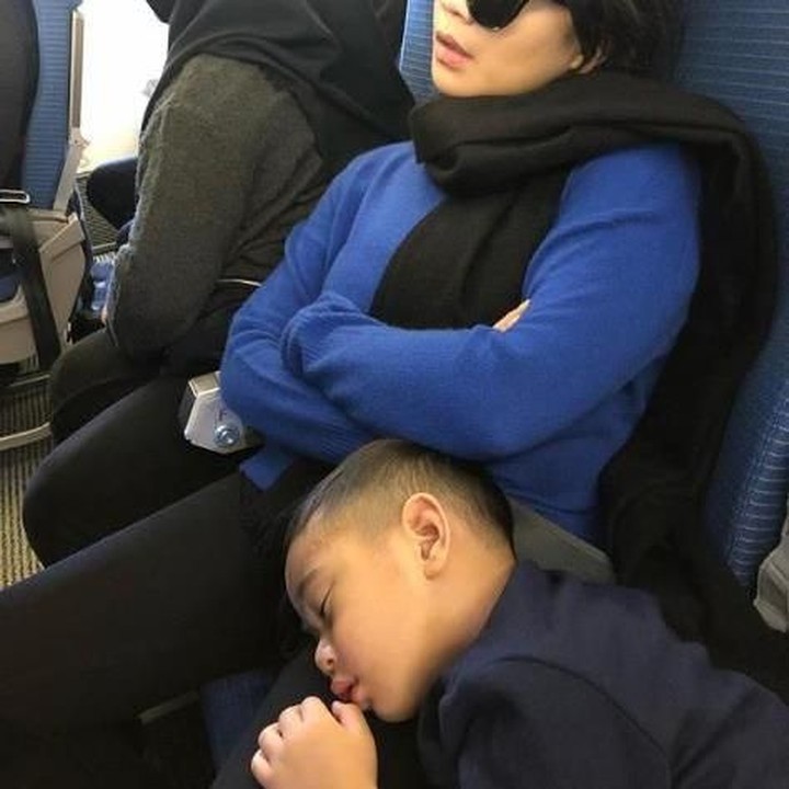 <p>Setelah kelelahan, Mama Gigi dan Aa ketiduran nih di pesawat. <em>Happy holiday</em> Papa Raffi, Mama Gigi dan Aa Rafathar. (Foto: Instagram @raffinagita1717)   </p>