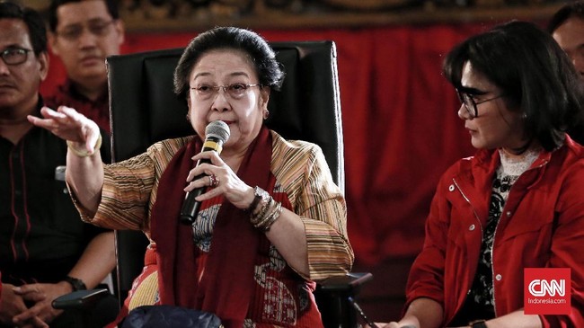 Megawati menyebut Pancasila tak bisa diganti dengan ideologi apapun. Kata dia, kalau ingin merombak Pancasila, sebaiknya berdiskusi di DPR jangan aksi di jalan.