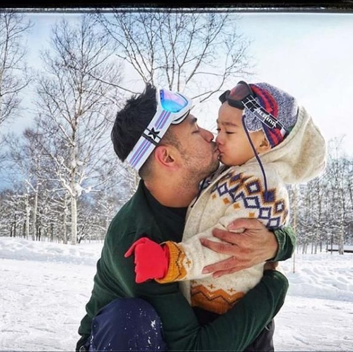 <p>Hemmm, akurnya Papa sama Aa nih. Kalau kata Papa Raffi sih, ini <em>morning kiss</em>, Bun. (Foto: Instagram @raffinagita1717)</p>