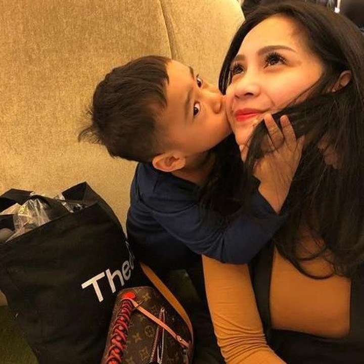<p>Romantisnya Aa Rafathar sama Mama Gigi. Menggemaskan banget ya, cium-cium mama seperti itu. (Foto: Instagram @raffinagita1717)  </p>