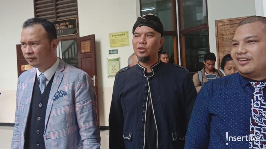 Ahmad Dhani hari ini (7/1) tengah menjadi sidang terkait ujaran kebencian (hate speech), mengacu pada tiga cuitan di akun Twitter milik Ahmad Dhani.