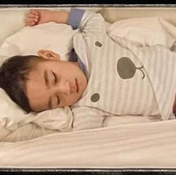 <p> Cute banget pose Aa saat tidur, setelah capek seharian bermain di atas salju. (Foto: Instagram @raffinagita1717)</p>