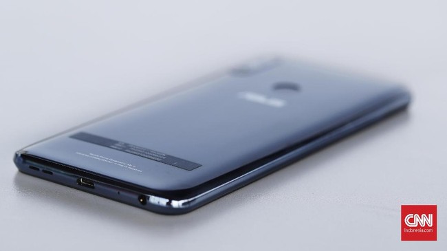 Asus memperkenalkan seri ponsel dengan kapasitas baterai besar anyar, Zenfone Max Pro M2 yang memiliki layar cemerlang namun lunglai di segmen kamera.