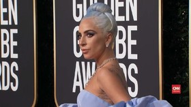 VIDEO: Lady Gaga Serba Biru di Golden Globe Awards 2019