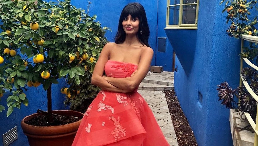Jameela Jamil mengenakan jeans di balik gaun merah mudanya. Hal itu dilakukan karena ia takut kedinginan selama menghadiri acara Golden Globes 2019.