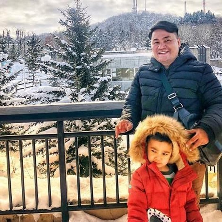 <p>Nggak cuma sama mama dan papa, ternyata Aa pun di sana bermain sama pengasuhnya. Kali ini foto bareng Om Sadeli atau biasa disapa Tante Merry. (Foto: Instagram @raffinagita1717)</p>