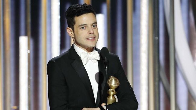 Rami Malek terlihat mencium pipi kekasihnya yang juga lawan mainnya di 'Bohemian Rhapsody' Lucy Boynton usai kemenangan di Golden Globe Awards 2019.