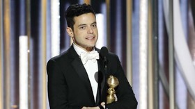 Ciuman Kemenangan Rami Malek untuk Kekasih usai Golden Globes