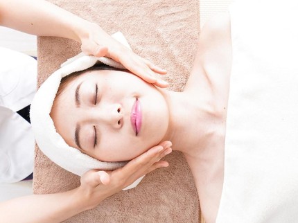Barengi dengan Skincare, Manfaat Facial Wajah Lebih Maksimal Bikin Kulit Awet Muda