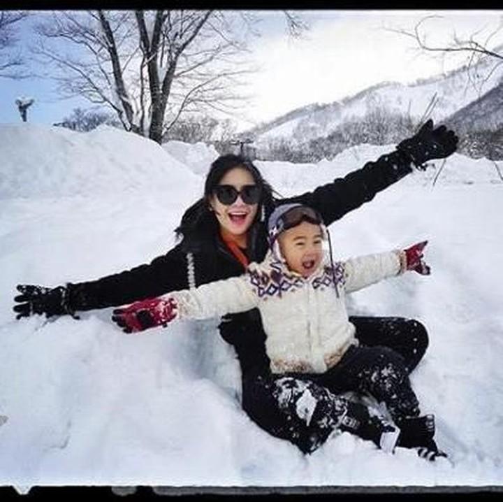 <p>Mama Gigi dan Aa Rafathar seru banget main di hamparan salju. Rasa dingin pun berubah jadi menyenangkan ya. (Foto: Instagram @raffinagita1717)</p>