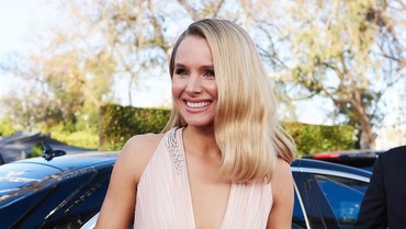 img-title Kristen Bell Dikecam Usai Unggah Foto Anniversary, Dianggap Tak Simpati ke Korban KDRT