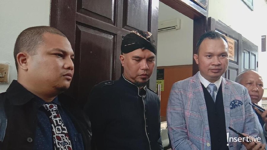 Ahmad Dhani tak kuasa menahan tangis saat merayakan ulang tahun anak perempuannya Safeea dari Penjara. Berikut infonya.