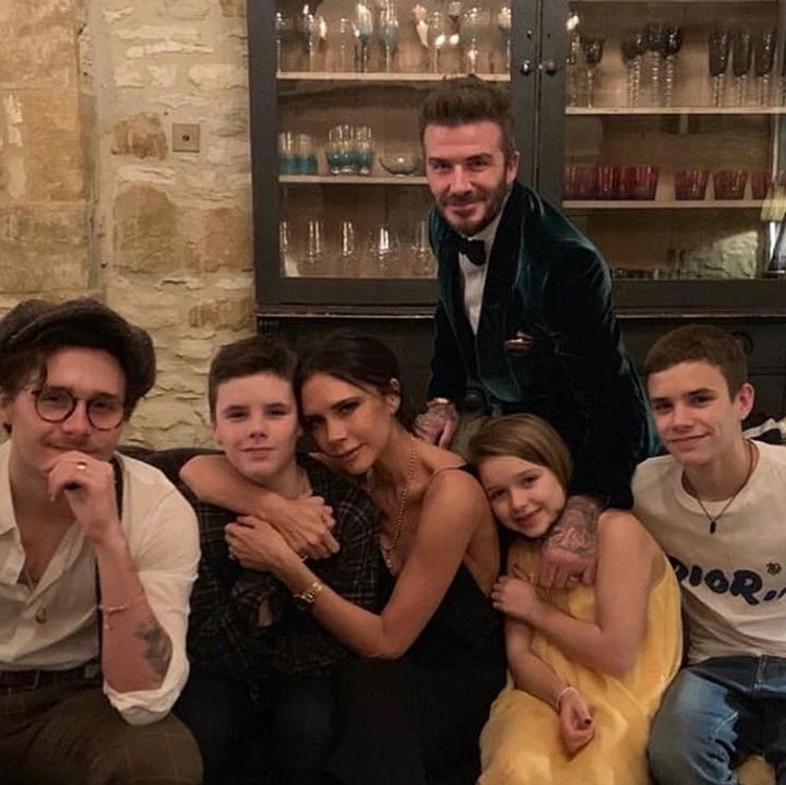 <p>Kalau yang satu ini sudah familiar ya, Bun? Yap, <a href="https://wolipop.detik.com/entertainment-news/d-4368415/gelar-pesta-tahun-baru-david-dan-victoria-beckham-habiskan-rp-500-juta" target="_blank">Victoria Beckham </a>alias Posh Spice berfoto dengan keluarga kecilnya yang lengkap. (Foto: Instagram @victoriabeckham)</p>