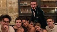 <p>Kalau yang satu ini sudah familiar ya, Bun? Yap, <a href="https://wolipop.detik.com/entertainment-news/d-4368415/gelar-pesta-tahun-baru-david-dan-victoria-beckham-habiskan-rp-500-juta" target="_blank">Victoria Beckham </a>alias Posh Spice berfoto dengan keluarga kecilnya yang lengkap. (Foto: Instagram @victoriabeckham)</p>