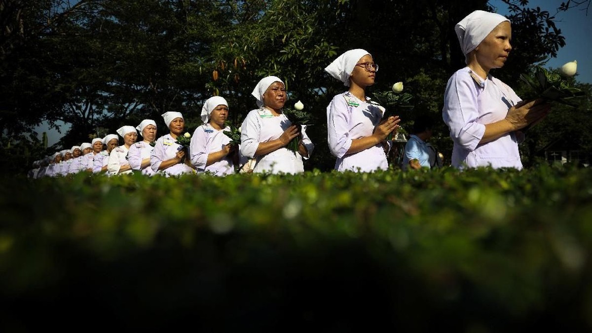 FOTO: Mendobrak Tradisi Jadi Biksu Wanita di Thailand