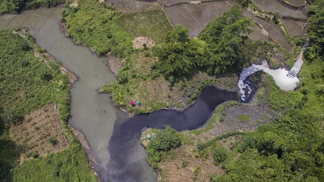 Kemenko Kemaritiman menyatakan dari 1.629 industri yang beroperasi di Daerah Aliran Sungai Citarum, 1.286 di antaranya tak terdata punya pengolahan limbah.