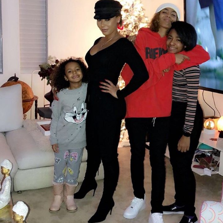 <p>Foto terbaru Melanie Brown alias Mel B bersama ketiga putrinya. Wah, seperti kakak adik ya? (Foto: Instagram @officialmelb)</p>