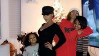 <p>Foto terbaru Melanie Brown alias Mel B bersama ketiga putrinya. Wah, seperti kakak adik ya? (Foto: Instagram @officialmelb)</p>