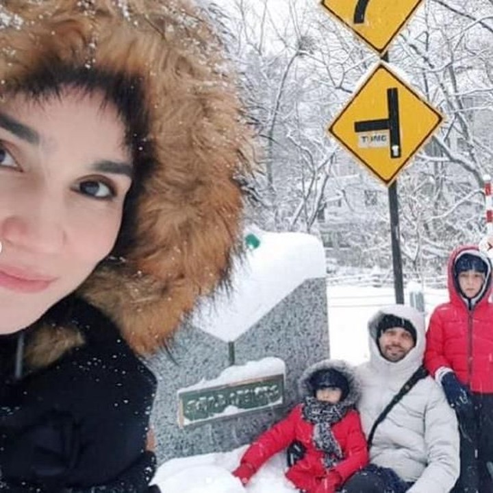 <p>Daya tarik Negeri Sakura, rupanya memikat keluarga Teuku Zakky dan Ilmira Usmanova, Bun. Mereka juga asyik bergulung-gulung di salju selama di Jepang. (Foto: Instagram @teukuzacky)</p>