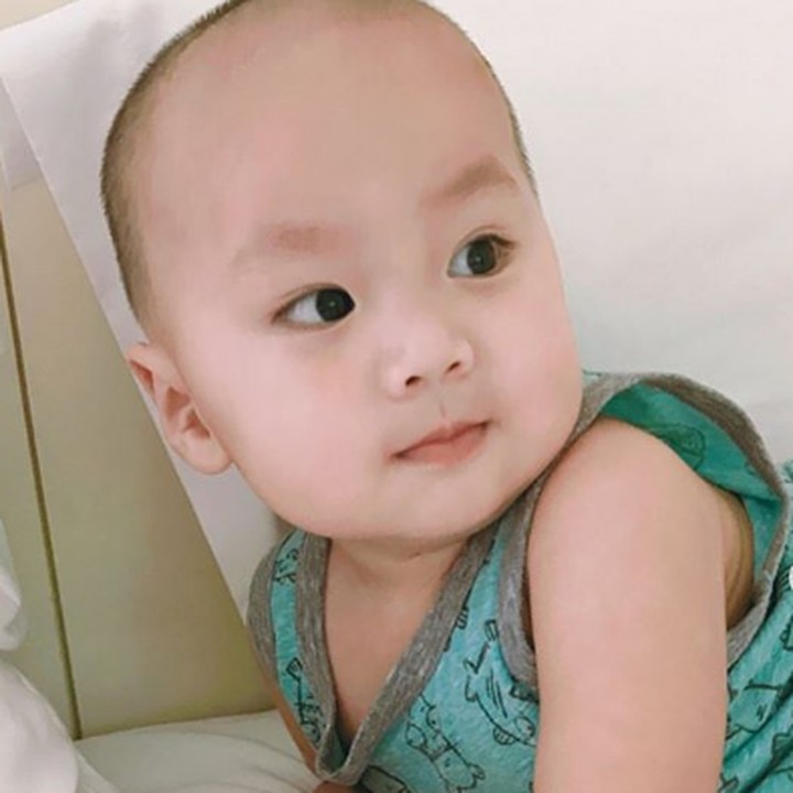 <p>Pipi gembil Yusuf terlihat menggemaskan ya, Bun? Jadi pingin nyolek kan? (Foto: Instagram @alvin_411)</p>