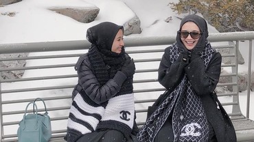 Zaskia Sungkar Terharu Laudya Cynthia Bella Ikut Salatkan Ibunda Irwansyah